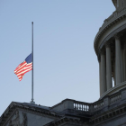 La bandera dels EUA del Capitoli oneja a mig pal pels policies morts arran de l’assalt.