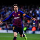 Leo Messi celebra uno de los dos goles anotados ayer al Espanyol, el primero de ellos después de ejecutar magistralmente un lanzamiento de falta.