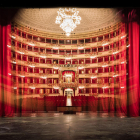 Armani decora la Scala de Milán en la inauguración de su temporada lírica