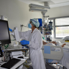 Una professional sanitària atén una persona amb coronavirus a l’Hospital Santa Caterina de Salt.
