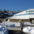 La neu va fer que s’esfondrés el sostre d’aquesta nau a Falset.