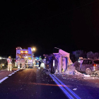 Servicios de emergencias ayer en el lugar del accidente en la carretera N-240 en Les Borges Blanques. 