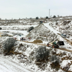Imagen de una máquina quitando la nieve en el acceso a una granja de El Llor, en el municipio de Torrefeta i Florejacs.