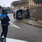 Vuelca un vehículo tras chocar contra un muro en el Secà de Sant Pere
