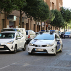El CiviCar pasando justo al lado de un coche aparcado en doble fila. Al fondo de la imagen, otro vehículo cometiendo la misma infracción.