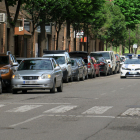 Imatge d’arxiu d’un cotxe en doble fila amb el vehicle de la Urbana amb el Civicar just darrere.