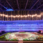 Centenars d’esportistes van ser ahir protagonistes en la desfilada de banderes durant la cerimònia de cloenda a l’estadi olímpic.