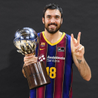 El lleidatà Pierre Oriola amb el trofeu de campió de la Lliga ACB.