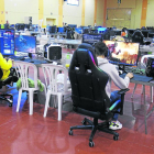 Assistents a la quedada tecnològica jugant a videojocs durant la jornada d’ahir.