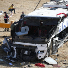 L’autobús accidentat en el qual viatjaven 32 persones.