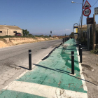 Un cotxe arranca pilones d’un camí escolar a Balaguer