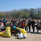 Imagen de los voluntarios que participaron en la mejora ambiental con la basura que recogieron.