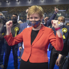 Sturgeon celebrando sus primeros datos en el recuento de votos.