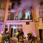 El foc ha cremat totalment la primera planta d'un edifici de la plaça Sant Salvador de Balaguer.