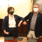 Pifarré y Talarn chocan el codo tras firmar el convenio de colaboración entre Paeria y Diputación, ayer.