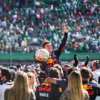 El líder del Mundial, Max Verstappen, celebra la victòria al Gran Premi de Mèxic.