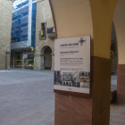 Un dels primers plafons informatius de la nova senyalització a la plaça de l’Església.