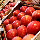 Detalle de manzanas en un puesto de frutas.