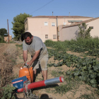 Agustí Barri es uno de los que utiliza un espantapájaros acústico.