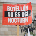 Cartell de protesta de la plataforma Som Oci Nocturn a la Plaça de Sant Jaume de Barcelona, en una fotografia d'arxiu.
