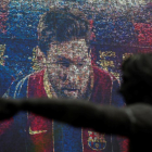 Retrato del delantero argentino Lionel Messi en la tienda oficial del FC Barcelona.