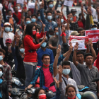 Les protestes contra el cop militar prenen força a Birmània