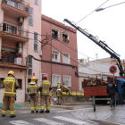 Los bomberos intervinieron tras el colapso del techo de la vivienda. 