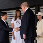 Trump saluda el nou emperador japonès, Naruhito.