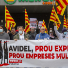 La protesta de los trabajadores de Avidel ante un establecimiento de la cadena Mercadona de Lleida.