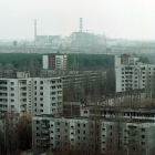 Imatge de la zona d’exclusió de Txernòbil, amb les restes de la central nuclear al fons.
