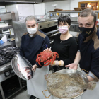 A la derecha, Héctor, el ganador, con sus padres, Ángel y María Teresa, en la cocina del restaurante.