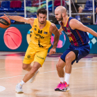 El base blaugrana Nick Calathes defensa Bruno Fitipaldo.