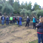 Varios payeses en la finca sin ayudas que Jordà visitó para comprobar los daños del temporal.