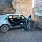 Imatge del turisme després de l’accident a l’A-140 a Albelda.