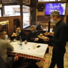 Diverses persones al restaurant Llobregat de Lleida més enllà de les 15.30 hores.