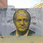 Los servicios municipales de Barcelona borran un grafiti en apoyo a Pablo Hásel en Sants-Montjuïc