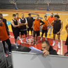 El tècnic Gustavo Aranzana dona instruccions als jugadors durant l’entrenament.