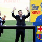El nuevo entrenador del FC Barcelona, Xavi Hernández, junto al presidente del club, Joan Laporta , saluda a los aficionados que se han citado en las gradas del Camp Nou durante el acto de presentacion como entrenador blaugrana.