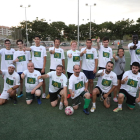 Los jugadores del equipo inclusivo de la Associació Esportiva Pibody y la UE Balàfia, ayer junto a Rous Martínez antes del entrenamiento. 