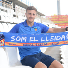 Colau (esquerra) i Arnau Gaixas (dreta) mostrant una bufanda del Lleida durant la presentació, ahir, com a futbolistes blaus.