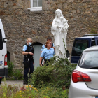 Gendarmes galos en las inmediaciones de la comunidad religiosa.