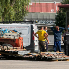 Agents policials al costat d’assistents de serveis d’emergència al lloc de l’accident.