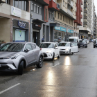 Cotxes estacionats a doble fila ahir a l’avinguda de Madrid.