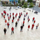 Voluntarios de Creu Roja se concentraron ayer en Mollerussa para celebrar el Día Mundial de la entidad. 