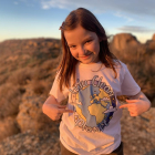 Lucía Pàmpols, de ocho años, anima a través de Instagram a mantener nieto el medio ambiente.