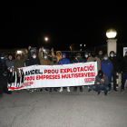 Trabajadores concentrados ayer en la puerta de la empresa.