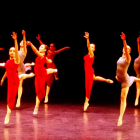 Bailarinas de Par en Dansa en un momento del espectáculo ‘Dancing Vivaldi’ en la Llotja de Lleida.
