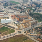 Imatge aèria de l’hospital Arnau i del nou edifici i la passarel·la de connexió, de color blanc.