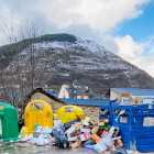 Basura acumulada junto a contenedores en Vielha.