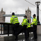 Policies britànics observen el pont de Londres.